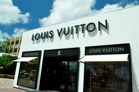 louis vuitton aruba opening times.